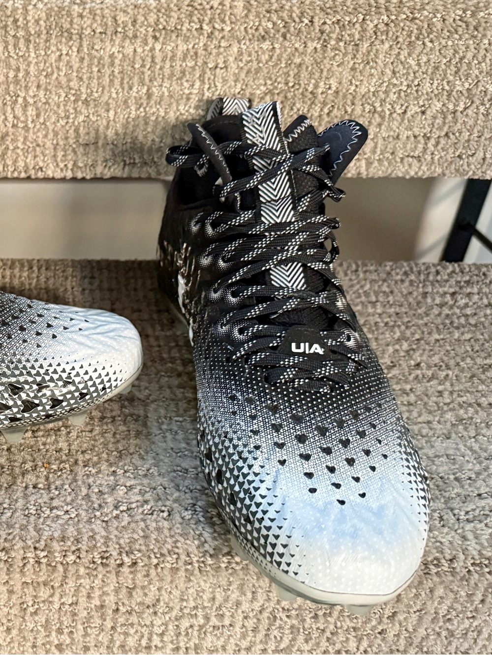 NWT Under Armour Men's Black & White Gradient Athletic Cleats - Picture 3 of 7